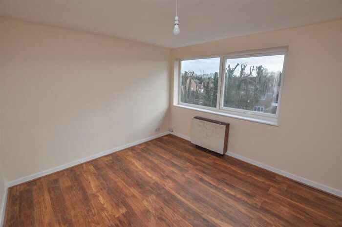 2 Bedroom Flat To Rent In Cedarwood Drive, St Albans, AL4