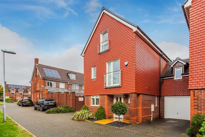 4 Bedroom Link Detached House For Sale In Williams Road, Oxted, RH8