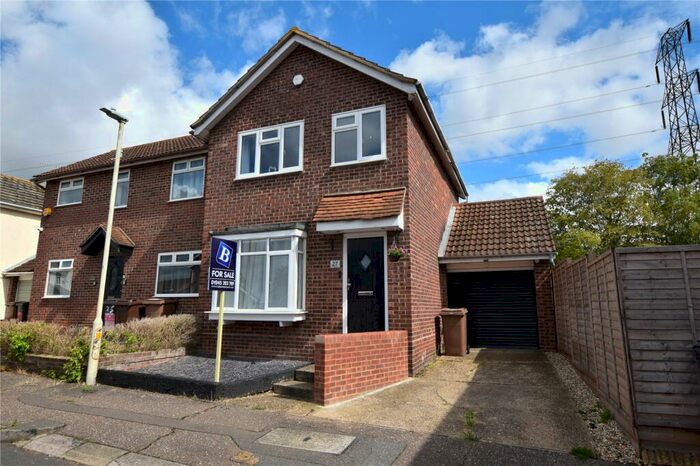 3 Bedroom Semi-Detached House For Sale In Hawkwood Close, South Woodham Ferrers, Essex, CM3