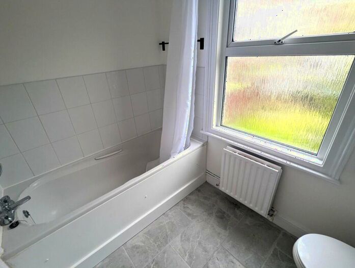 1 Bedroom Flat To Rent In Garlands Road, Redhill, RH1