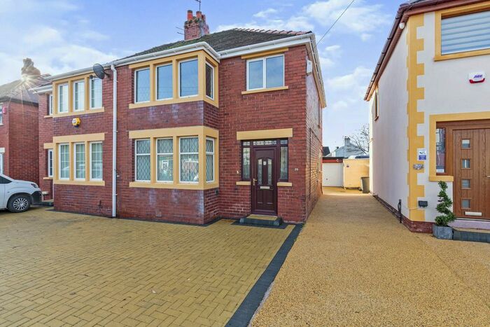 3 Bedroom Semi-Detached House To Rent In Vicarage Lane, Blackpool, FY4