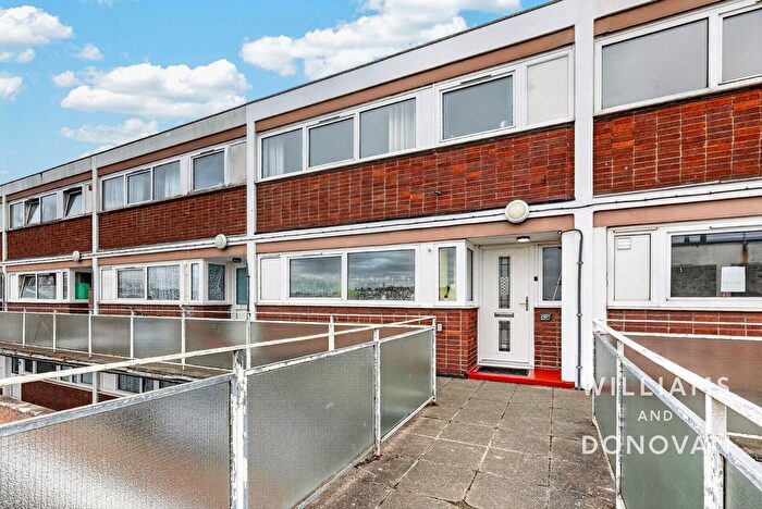 3 Bedroom Maisonette For Sale In Roseberry Avenue, Benfleet, SS7