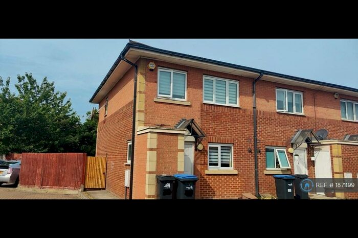 3 Bedroom Semi-Detached House To Rent In Hennessy Road, London, N9