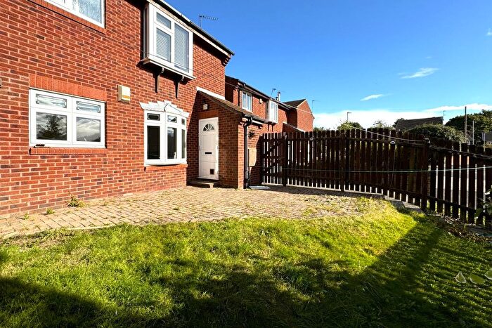 2 Bedroom Flat To Rent In Heron Grove, Shadwell, Leeds, LS17