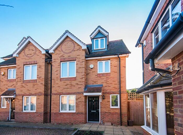 4 Bedroom Semi Detached House For Sale In Linden Close, Iver Heath, SL0