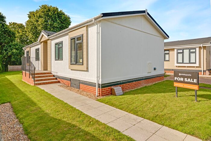 2 Bedroom Mobile/park Home For Sale In Lion House, Hailsham, BN27