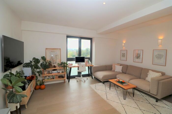 2 Bedroom Flat To Rent In Lincoln Road, Dorking, RH4