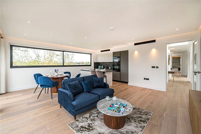 3 Bedroom Flat To Rent In Brewster Gardens, London, W10