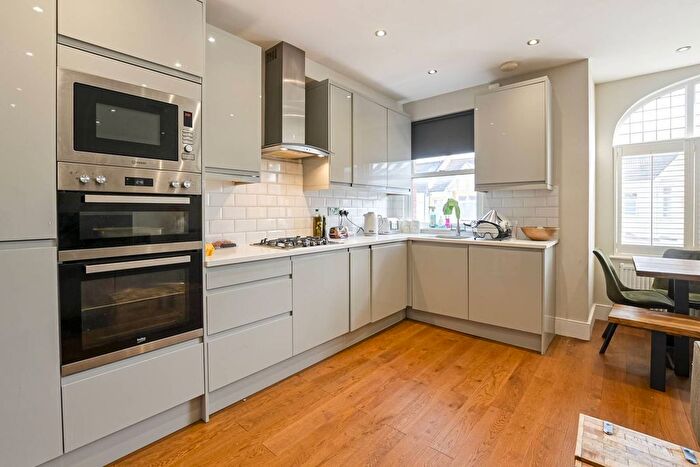 3 Bedroom Flat To Rent In Ribblesdale Road, Furzedown, London, SW16