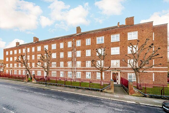 3 Bedroom Flat To Rent In Hazelhurst Road, Earlsfield, SW17