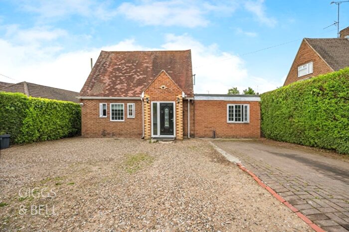 4 Bedroom Detached Bungalow For Sale In Lockhart Close, Dunstable, Bedfordshire, LU6