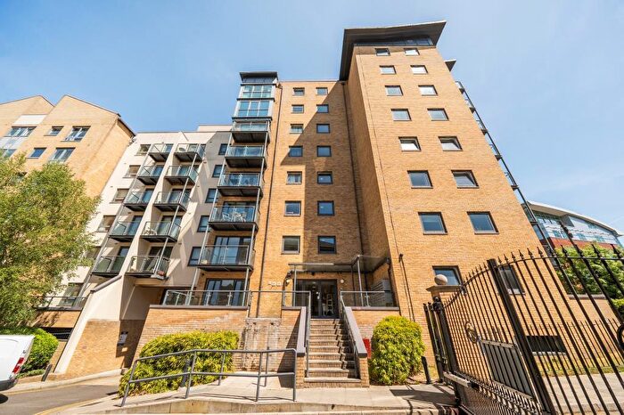 2 Bedroom Flat For Sale In Victoria Way, Woking, GU21