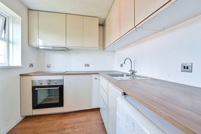 1 Bedroom Flat To Rent In Stubbs Drive, South Bermondsey, London, SE16