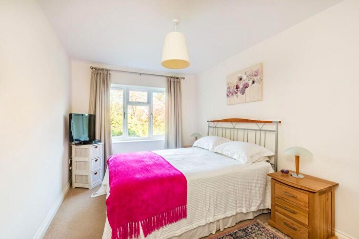 2 Bedroom Flat To Rent In Epsom Road, Boxgrove, Guildford, GU1