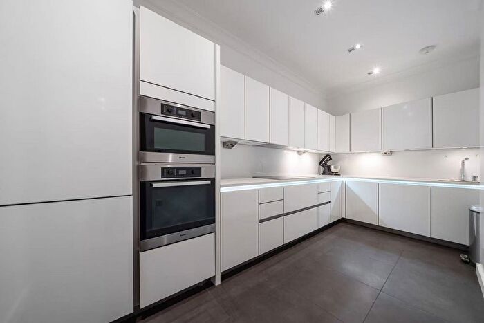 3 Bedroom Flat For Sale In Bedford Court Mansions, Fitzrovia, WC1B