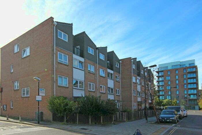 3 Bedroom Bungalow To Rent In Chatham Street, Walworth, SE17