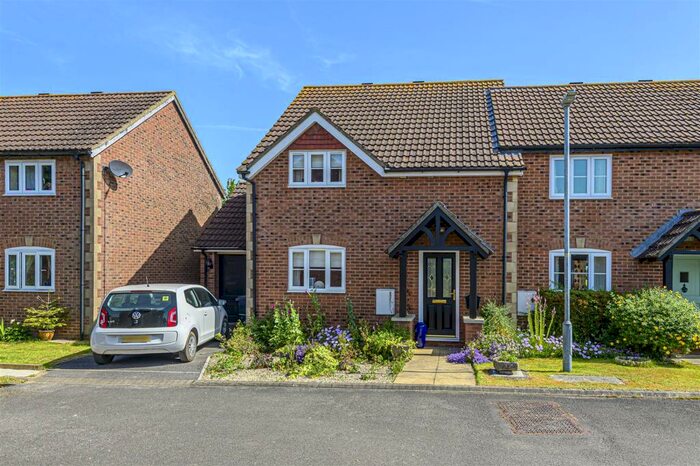 3 Bedroom Semi-Detached House For Sale In Chestnut Drive, Bulkington, SN10