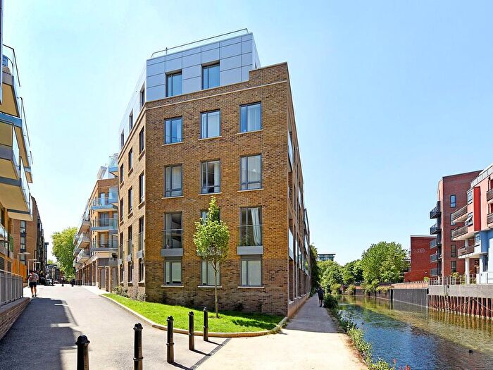 2 Bedroom Apartment To Rent In Edgemere House, Limehouse, E14