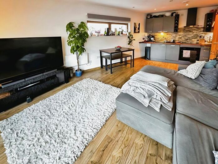 2 Bedroom Flat To Rent In Gateway East, Marsh Lane, Leeds, West Yorkshire, LS9