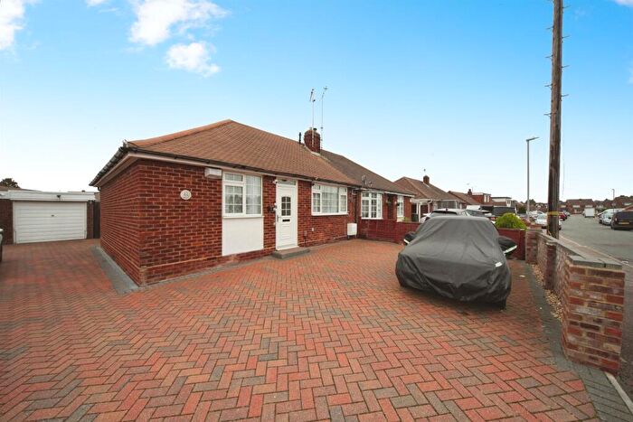 2 Bedroom Semi-Detached Bungalow For Sale In Chapter House Road, Luton, LU4