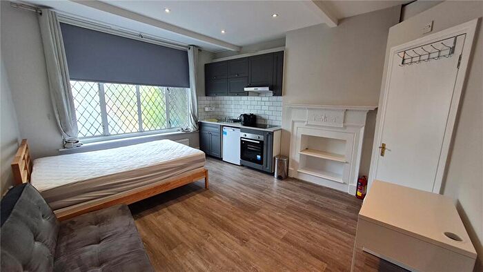 Apartment To Rent In Woodland Way, London, NW7