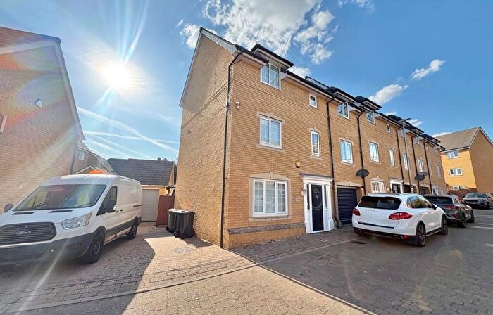 5 Bedroom End Of Terrace House For Sale In Matthau Lane, Oxley Park, MK4