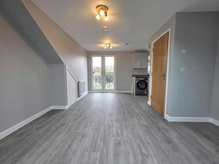 3 Bedroom Maisonette To Rent In Elm Park Gardens, South Croydon, CR2