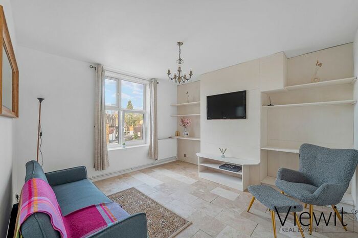 3 Bedroom Flat To Rent In Nine Elms, Wandsworth Road, London, SW8