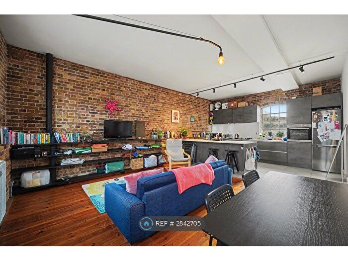 3 Bedroom Flat To Rent In Surrey Square, London, SE17