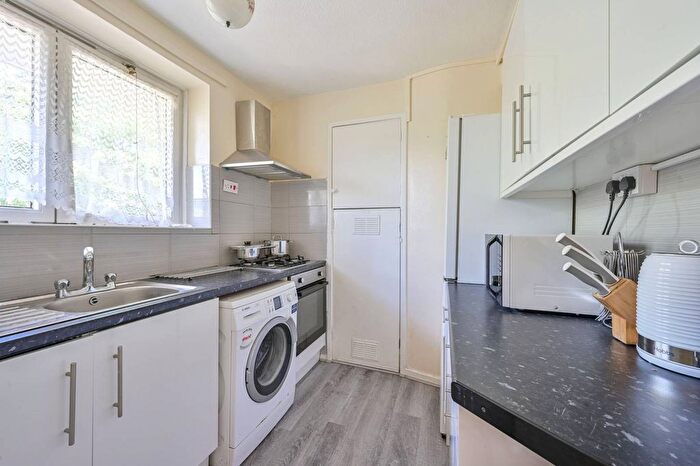2 Bedroom Flat To Rent In Vermont Road, Wandsworth, London, SW18