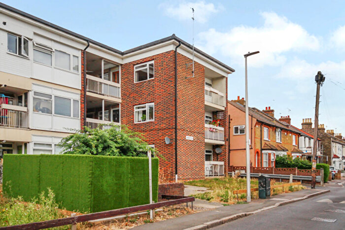 1 Bedroom Flat For Sale In Prospect Road, IG8