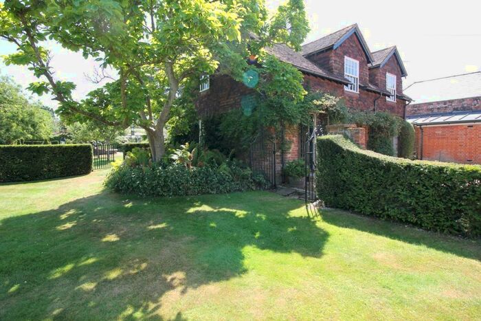 2 Bedroom Coach House To Rent In High Street, Odiham, Hook, RG29