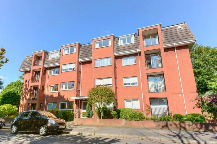 2 Bedroom Flat To Rent In Park Hill, Ealing, W5