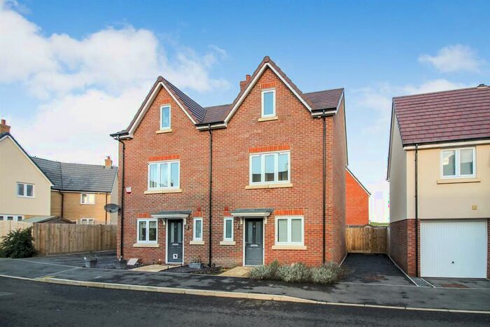 3 Bedroom House To Rent In Topaz Lane, Aylesbury, HP18