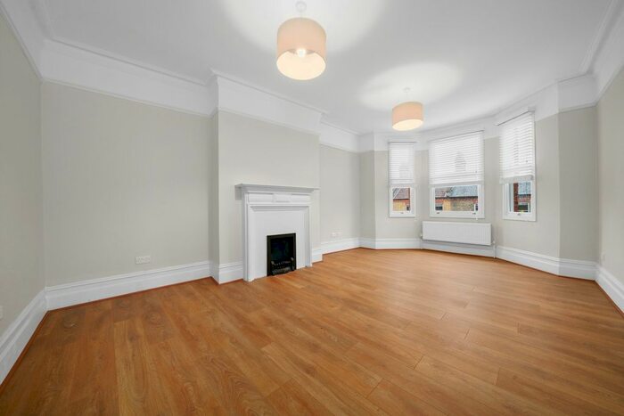 3 Bedroom Flat To Rent In South Island Place, London, SW9