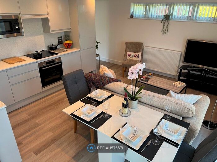 2 Bedroom Flat To Rent In Datchet, Windsor, SL3