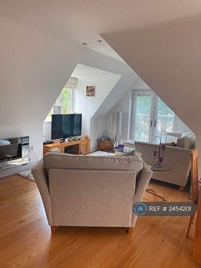 1 Bedroom Flat To Rent In Cleves House, Weybridge, KT13