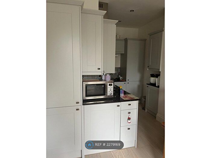 1 Bedroom Flat To Rent In Sinclair Road, London, W14