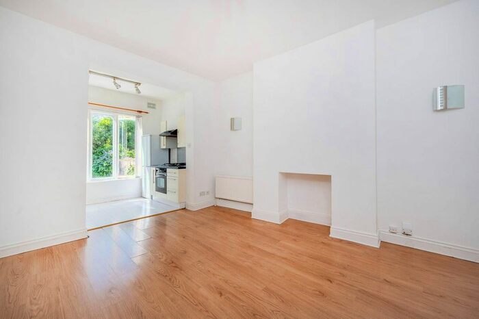 2 Bedroom Flat To Rent In Linden Gardens, Chiswick, London, W4