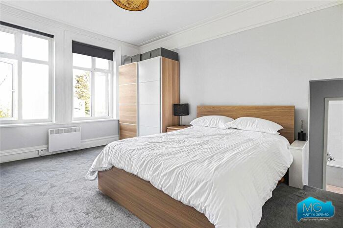 Apartment To Rent In Market Place, East Finchley, London, N2