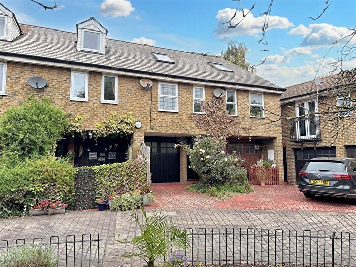 2 Bedroom Town House For Sale In Elmgreen Close, London, E15