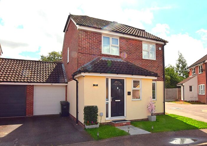 3 Bedroom Link Detached House For Sale In Princes Close, Billericay, CM12