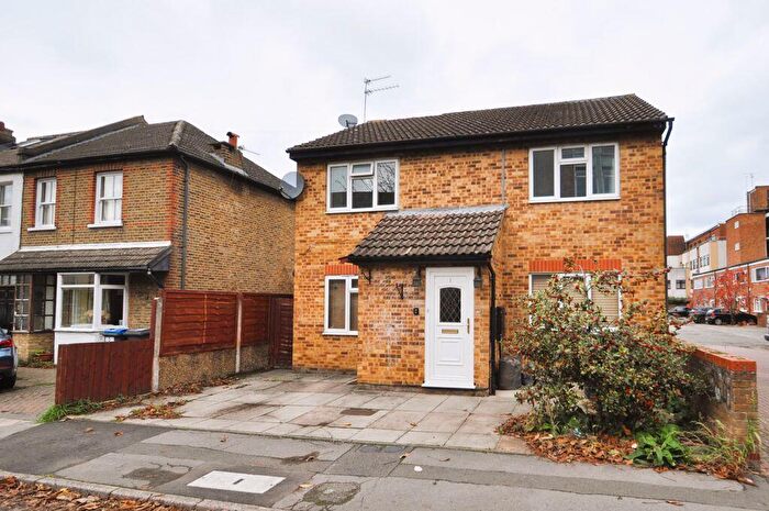 2 Bedroom Maisonette To Rent In Chestnut Grove, New Malden, KT3