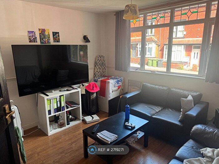 2 Bedroom Flat To Rent In The Village St, Leeds, LS4