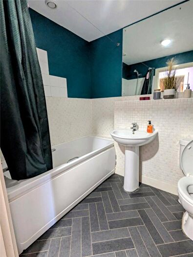 2 Bedroom Flat For Sale In Hollybrook Park, Bristol, Somerset, BS15