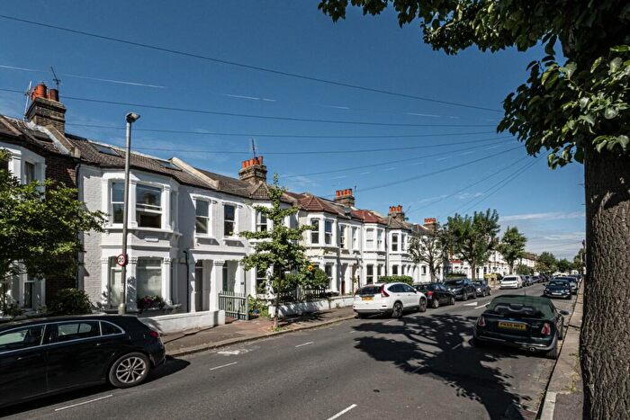2 Bedroom Flat To Rent In Grandison Road, Battersea, London, SW11