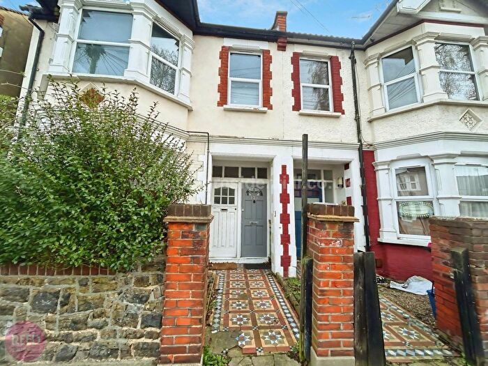 2 Bedroom Flat For Sale In Beedell Avenue, Westcliff On Sea, SS0