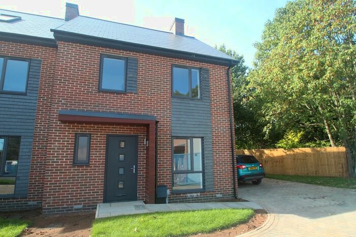 3 Bedroom Detached House To Rent In Woodleigh Close, Woodfield Square, Harrogate, Uk, HG1