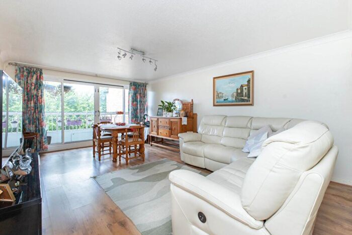 2 Bedroom Flat For Sale In Owlbeech Place, Horsham, RH13