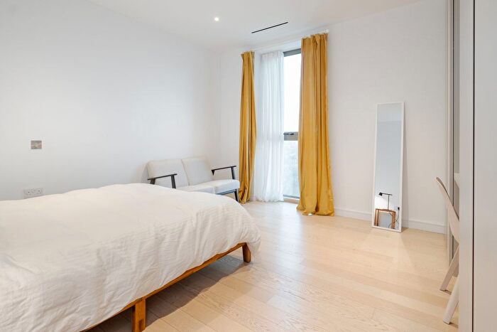 3 Bedroom Flat To Rent In Downs Road, London, E5